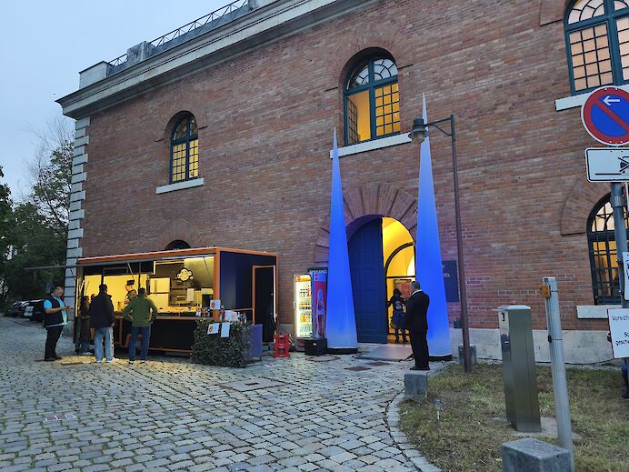 Foodtruck vor dem Museum