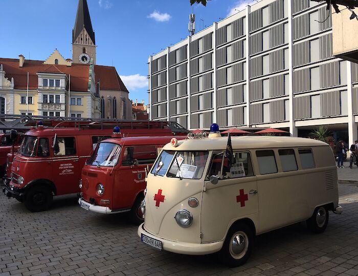 Historische Behördenfahrzeuge auf dem Rathausplatz