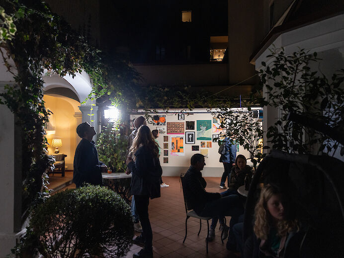 Personen vor dem Atelier Personen vor dem Atelier
