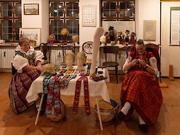 Traditionelle Handarbeit im Heimatmuseum