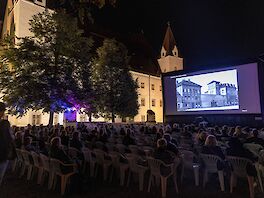 Filmvorführung im Innenhof des Neuen Schlosses