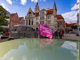 Auto-Korso "Fahrzeuge in Uniform" auf dem Rathausplatz