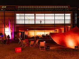 Außenansicht Lechner Museum mit Foodtruck