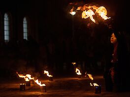 Feuershow-Performance von Simon'Isabell