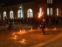 Feuershow-Performance vor dem Exerzierhaus
